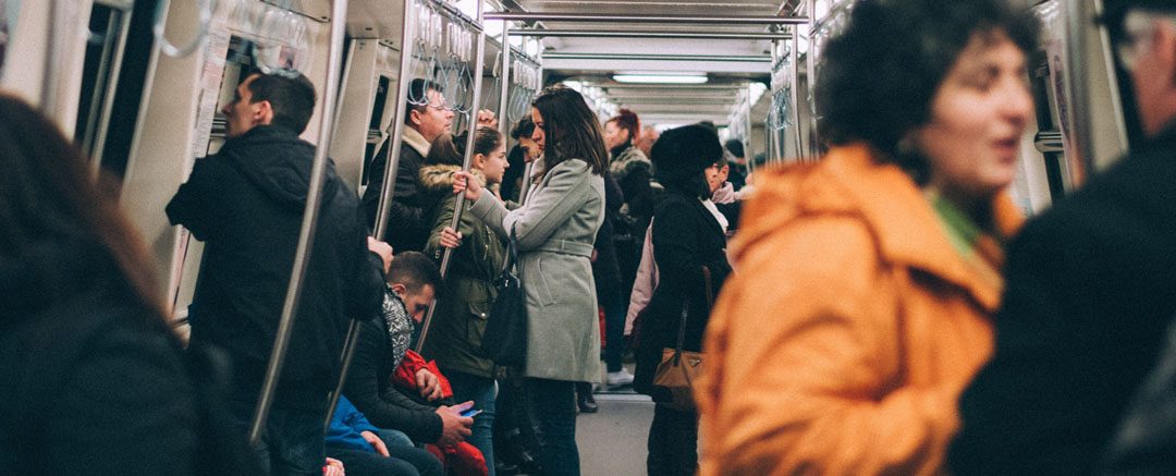 Passivität; unachtsame Menschen in der U-Bahn